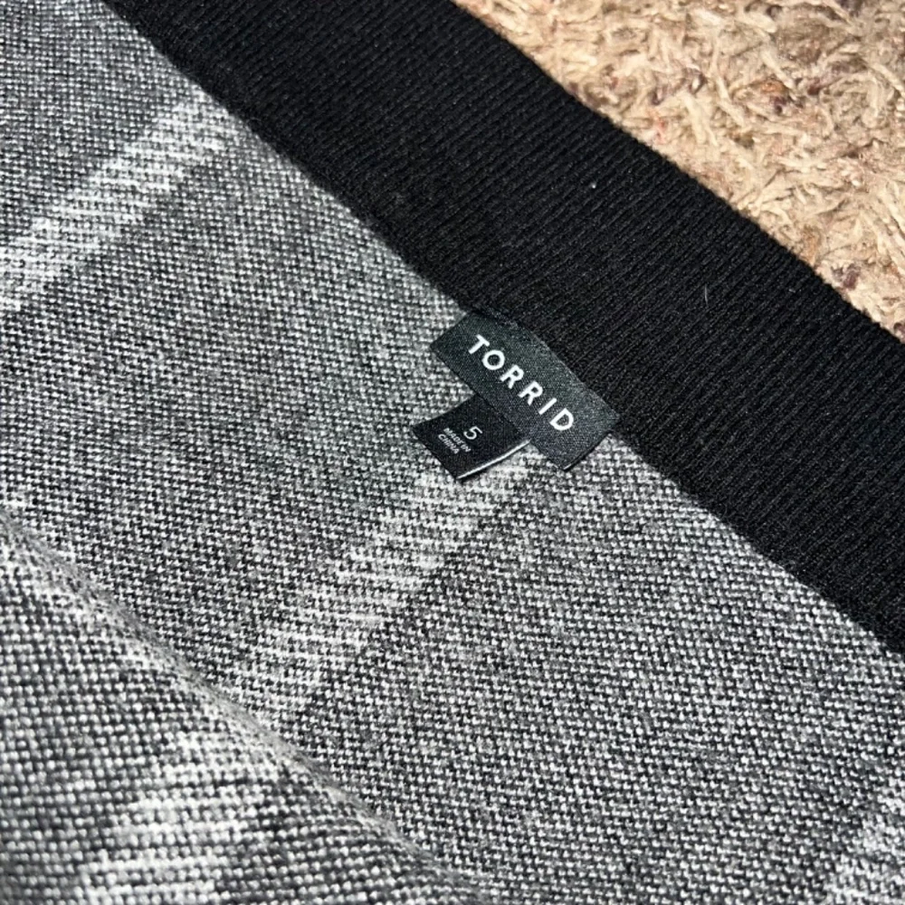 Torrid Black & White Plaid Jacquard Midi Pencil Skirt – Size 5